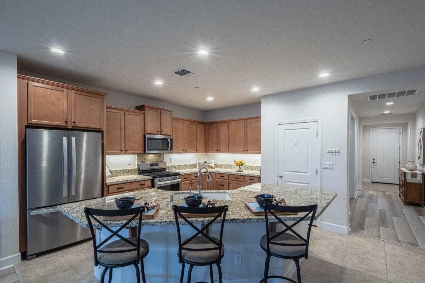 Detail Gallery Image 7 of 41 For 581 Segovia Dr, Hollister,  CA 95023 - 3 Beds | 3 Baths