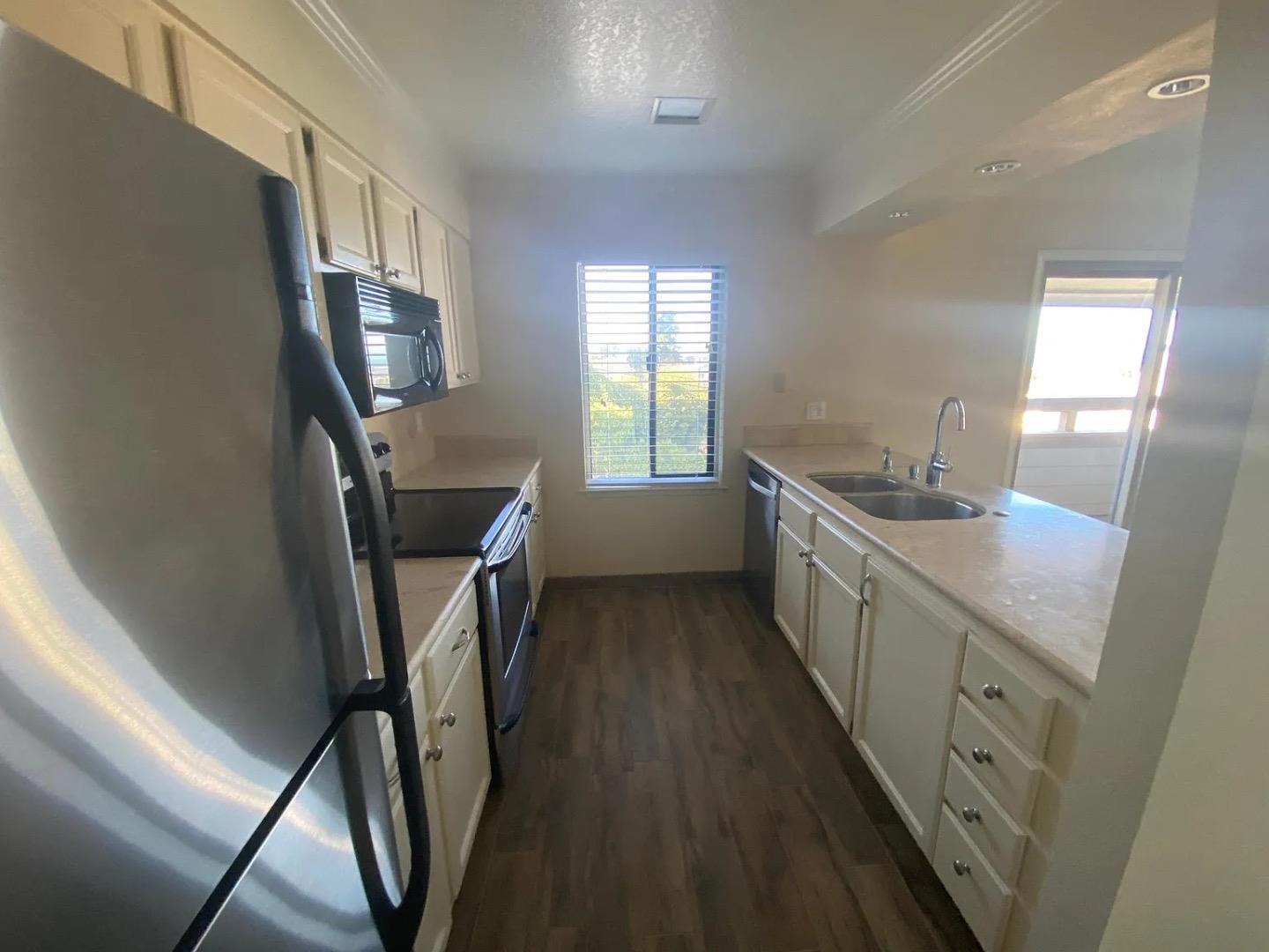 Detail Gallery Image 11 of 11 For 585 Hawthorne St, Monterey,  CA 93940 - 2 Beds | 2 Baths