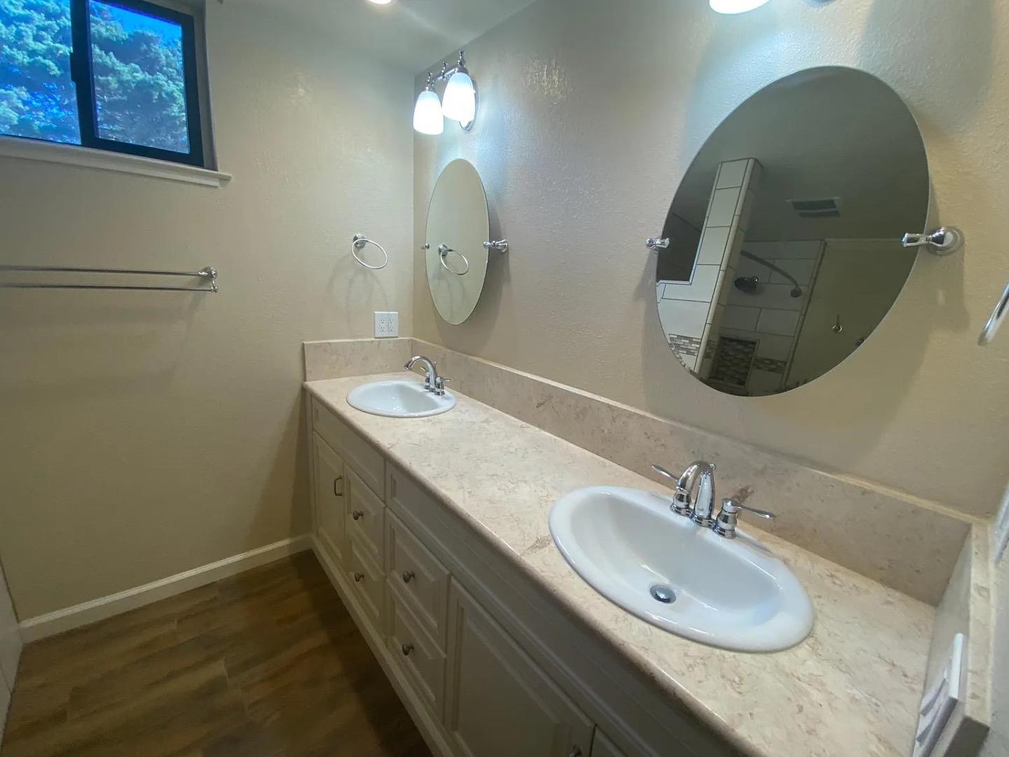 Detail Gallery Image 3 of 11 For 585 Hawthorne St, Monterey,  CA 93940 - 2 Beds | 2 Baths