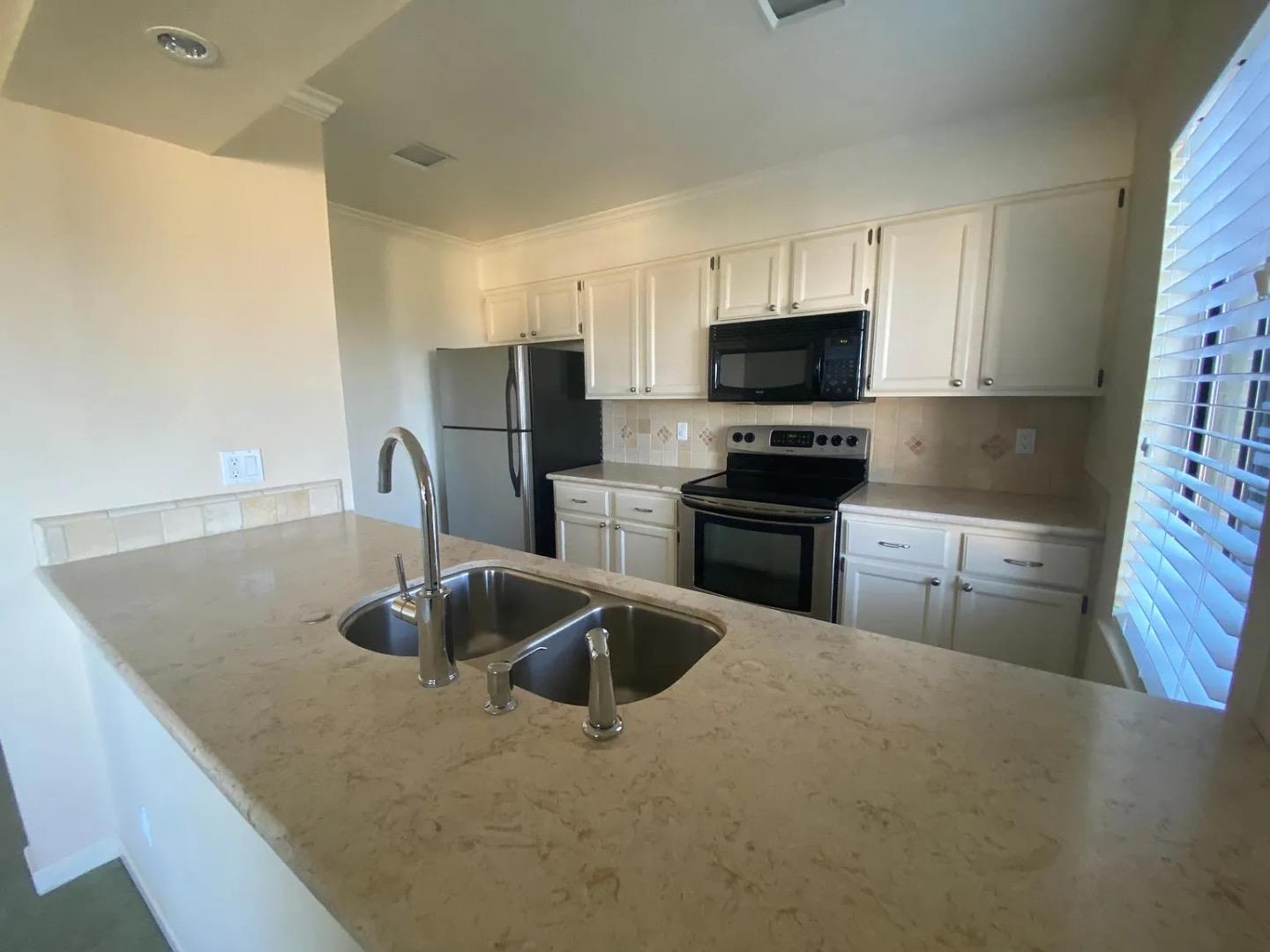 Detail Gallery Image 7 of 11 For 585 Hawthorne St, Monterey,  CA 93940 - 2 Beds | 2 Baths