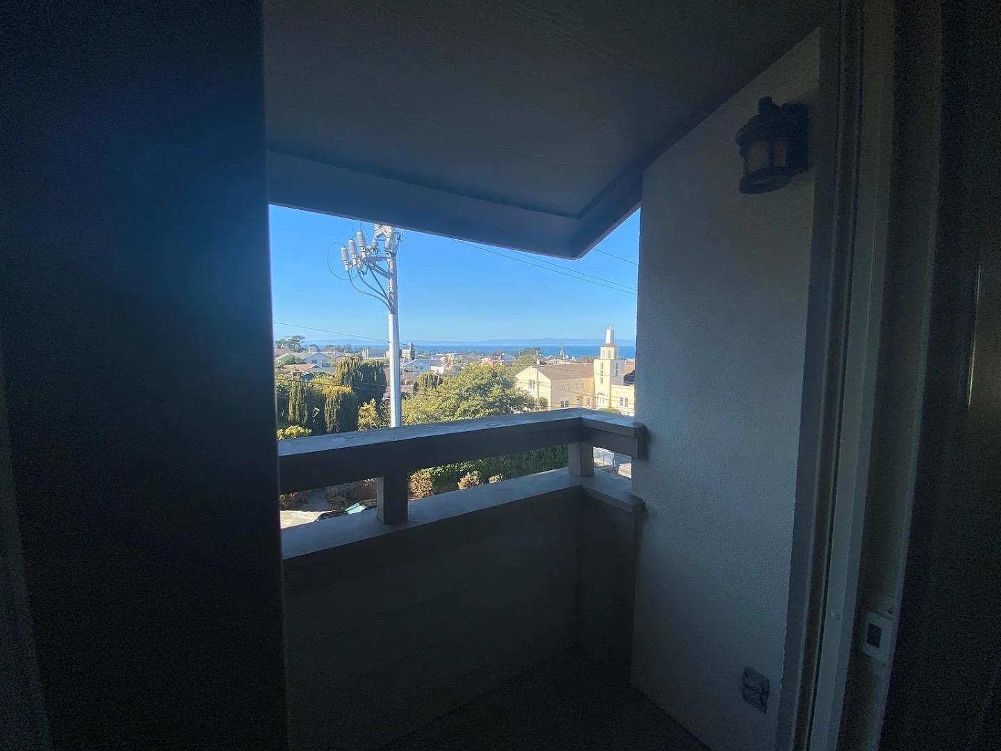 Detail Gallery Image 8 of 11 For 585 Hawthorne St, Monterey,  CA 93940 - 2 Beds | 2 Baths