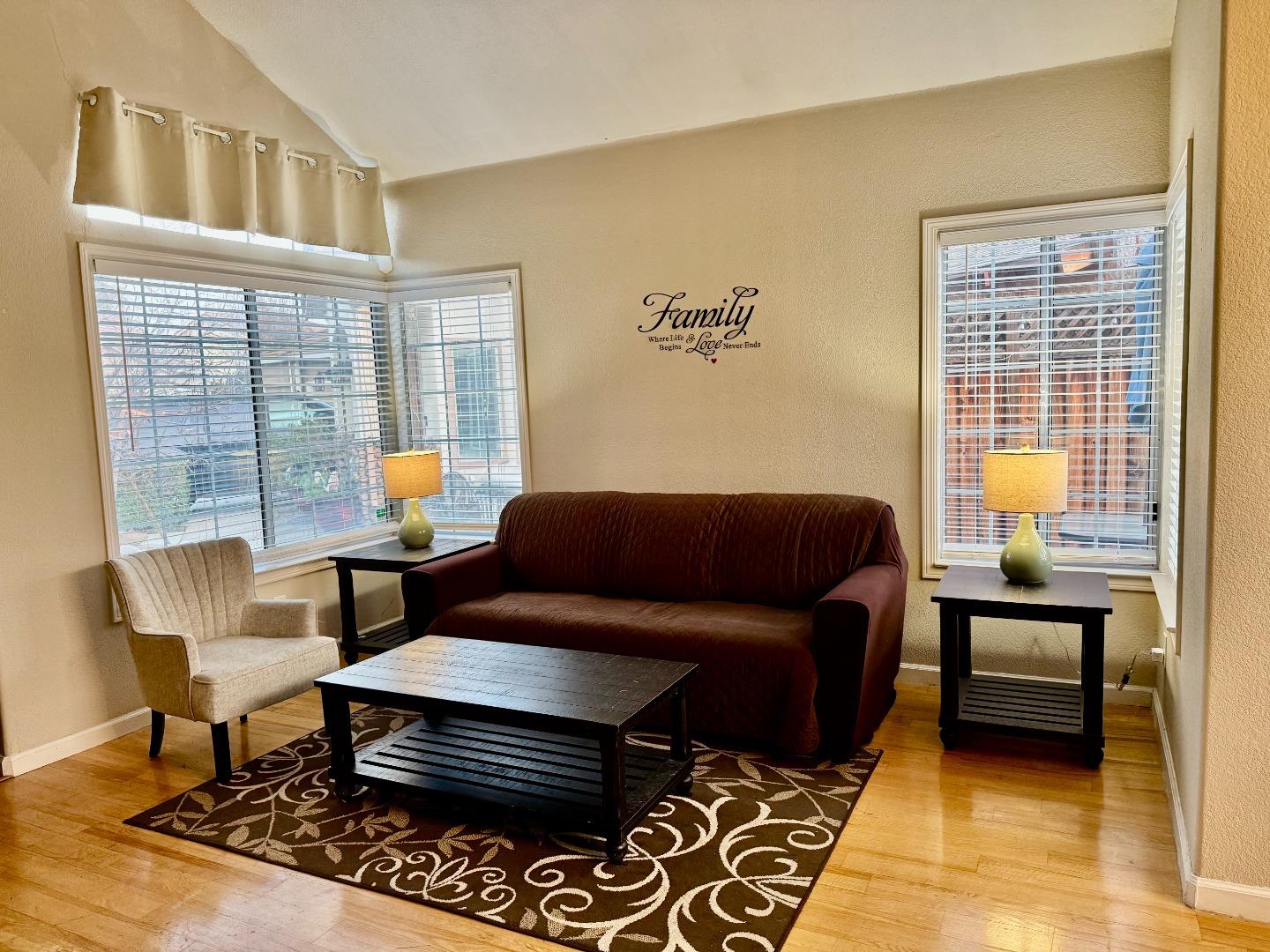 Detail Gallery Image 4 of 17 For 1380 Parkside Dr, Tracy,  CA 95376 - 4 Beds | 2/1 Baths