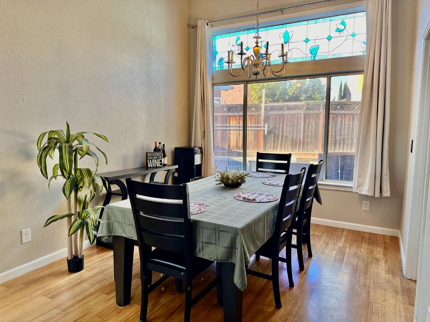 Detail Gallery Image 5 of 17 For 1380 Parkside Dr, Tracy,  CA 95376 - 4 Beds | 2/1 Baths