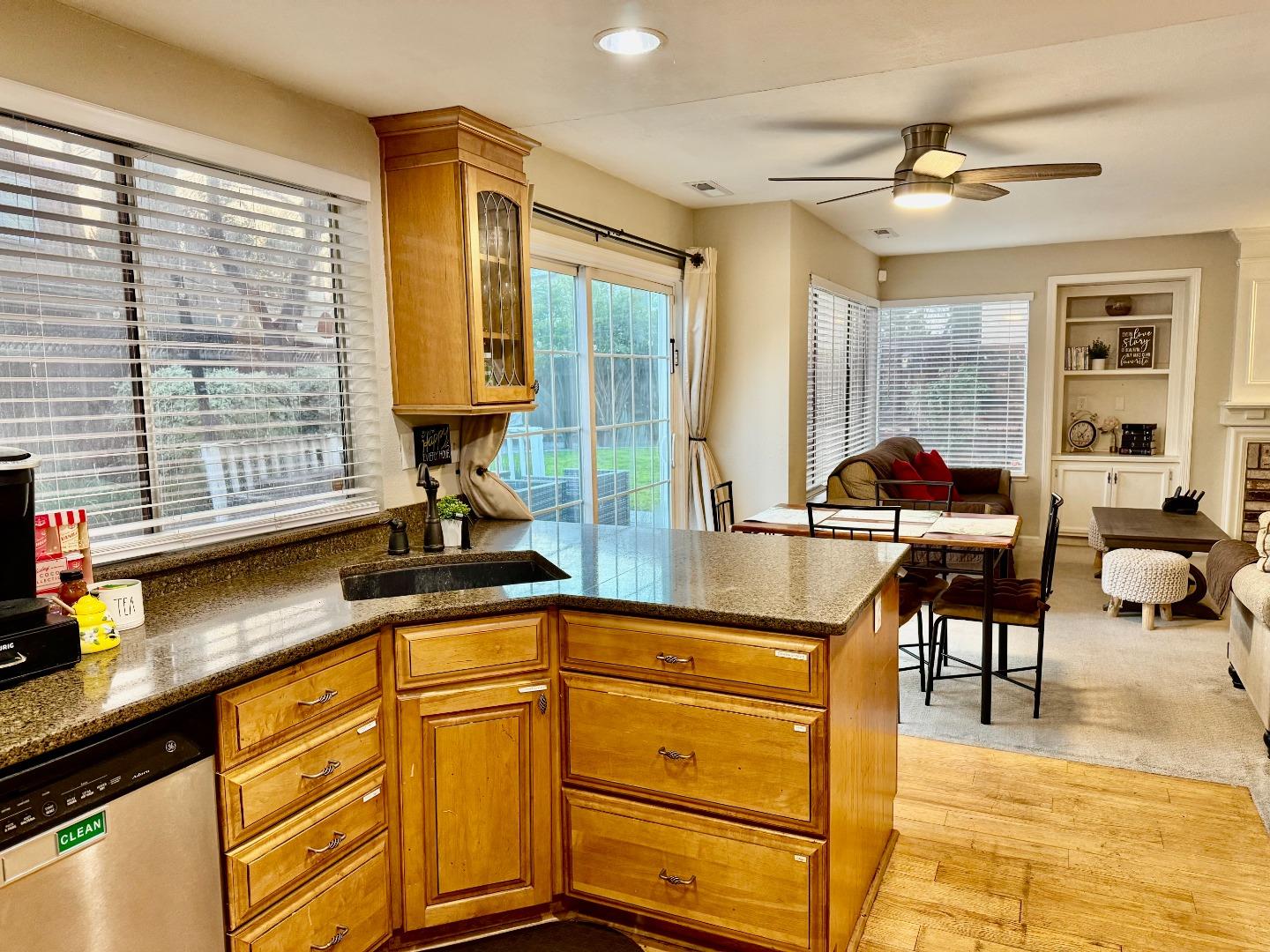 Detail Gallery Image 6 of 17 For 1380 Parkside Dr, Tracy,  CA 95376 - 4 Beds | 2/1 Baths