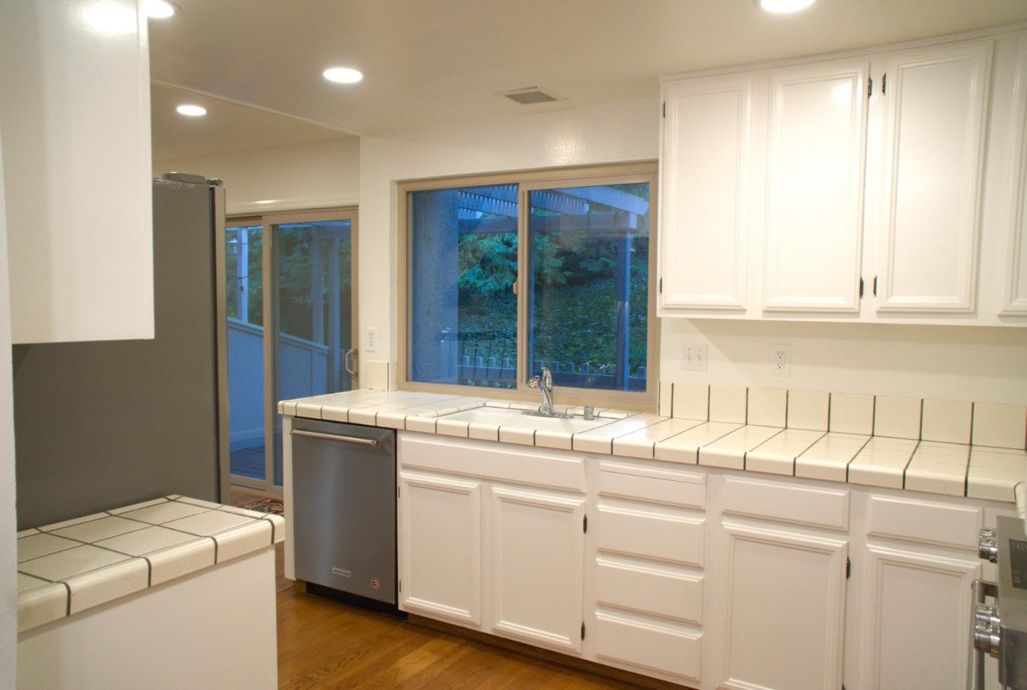 Detail Gallery Image 11 of 24 For 6 Havenridge Ct, San Mateo,  CA 94402 - 3 Beds | 2/1 Baths