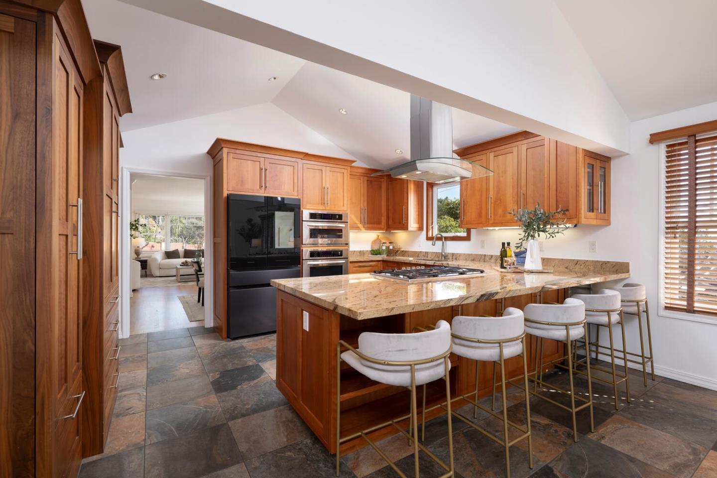 Detail Gallery Image 12 of 46 For 103 Northam Ave, San Carlos,  CA 94070 - 4 Beds | 4 Baths