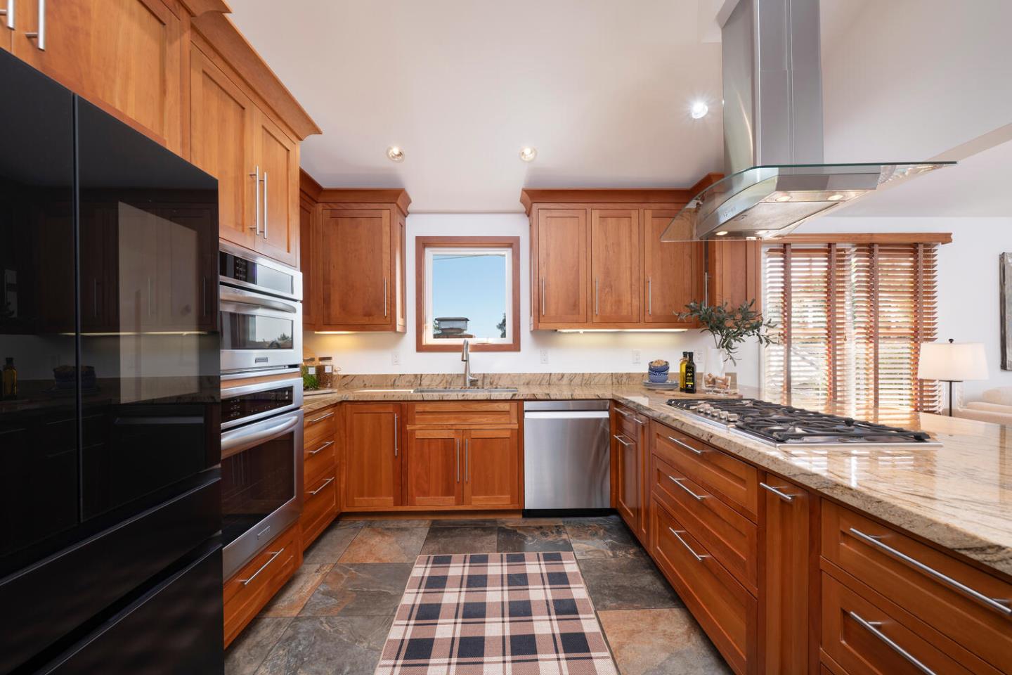 Detail Gallery Image 13 of 46 For 103 Northam Ave, San Carlos,  CA 94070 - 4 Beds | 4 Baths