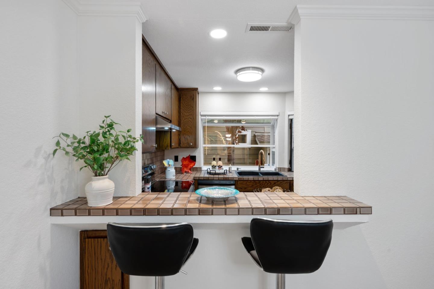 Detail Gallery Image 12 of 38 For 2071 Plymouth St #J,  Mountain View,  CA 94043 - 2 Beds | 2/1 Baths