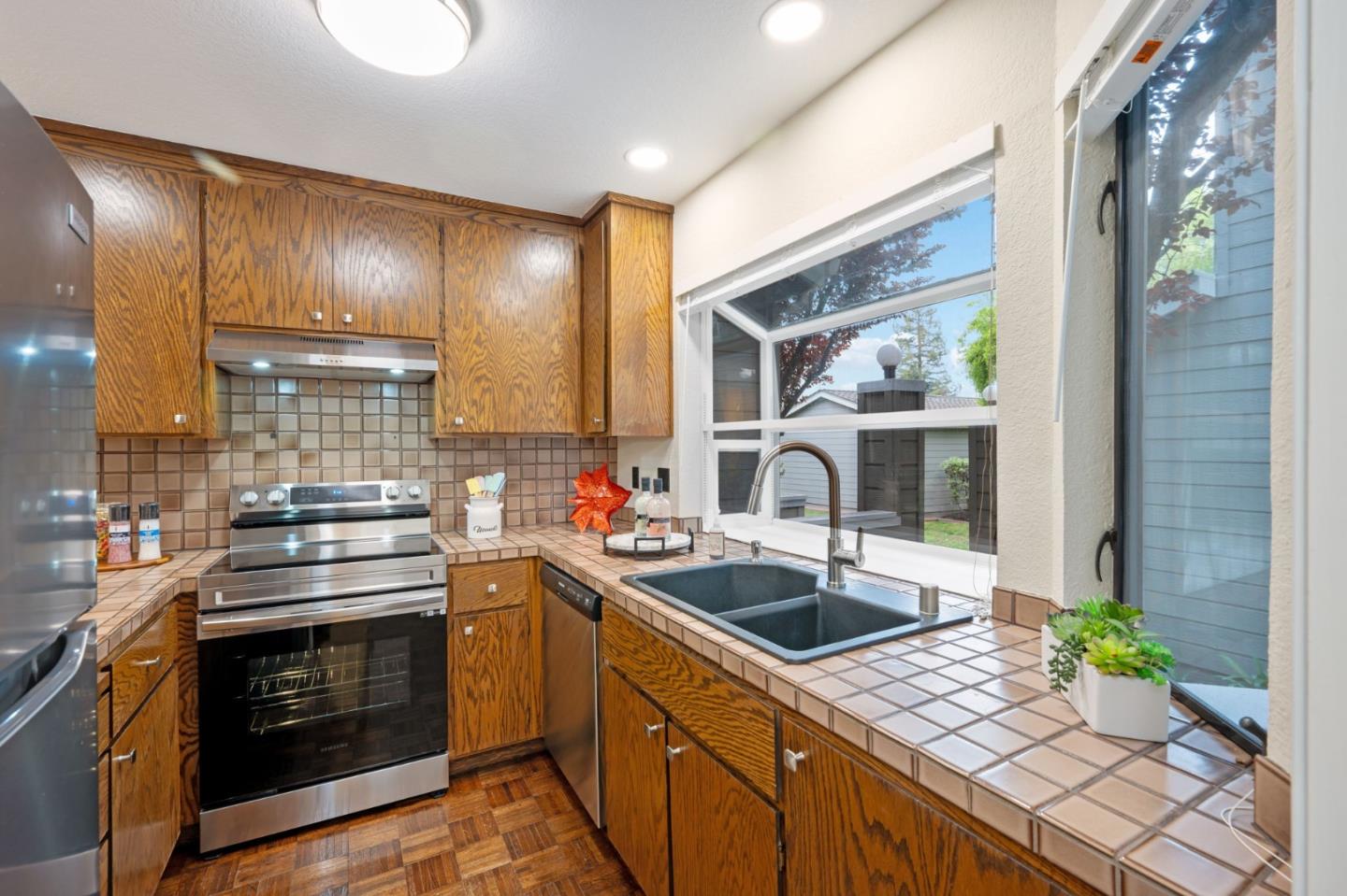 Detail Gallery Image 13 of 38 For 2071 Plymouth St #J,  Mountain View,  CA 94043 - 2 Beds | 2/1 Baths