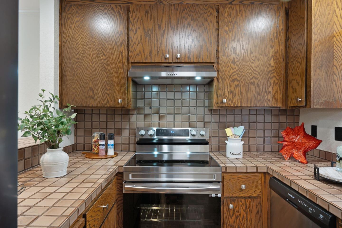 Detail Gallery Image 15 of 38 For 2071 Plymouth St #J,  Mountain View,  CA 94043 - 2 Beds | 2/1 Baths