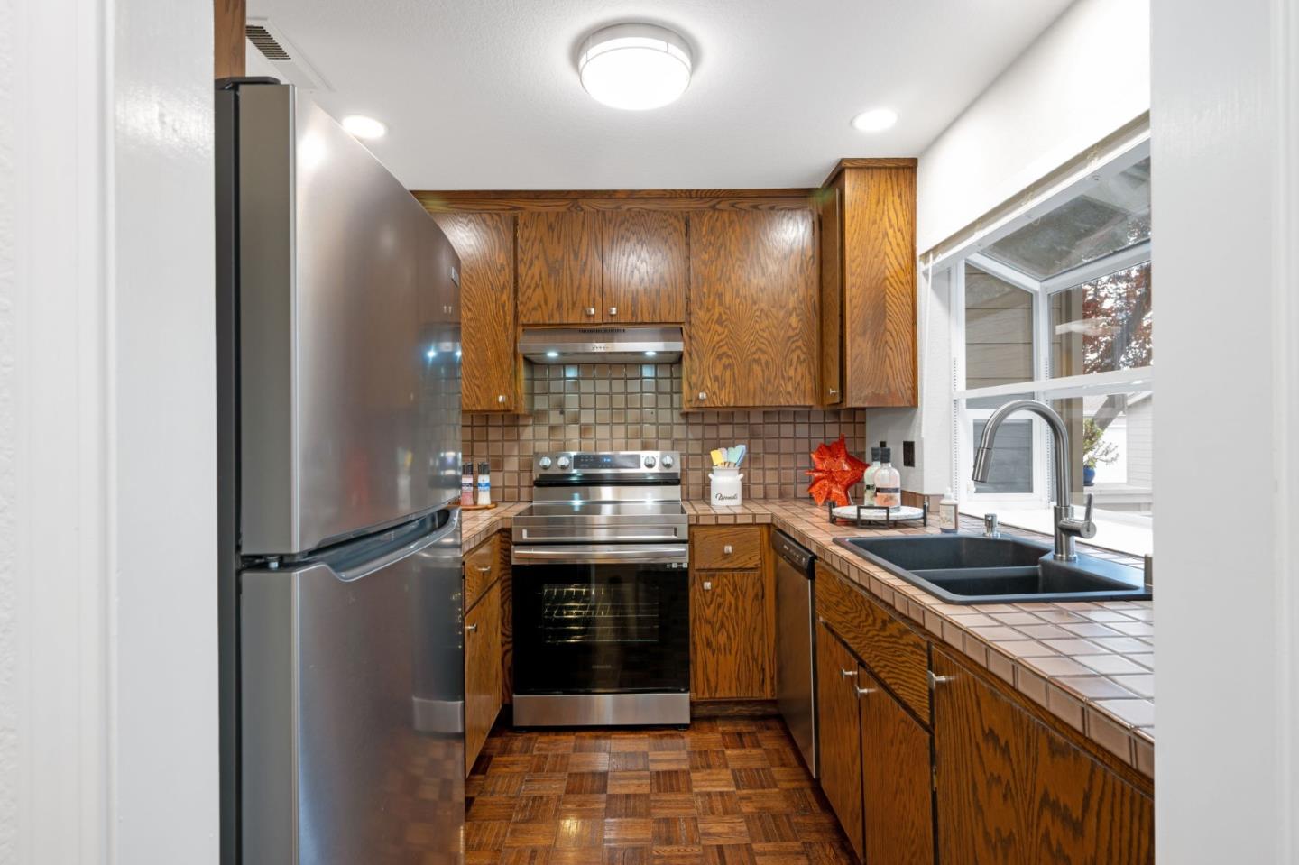 Detail Gallery Image 18 of 38 For 2071 Plymouth St #J,  Mountain View,  CA 94043 - 2 Beds | 2/1 Baths