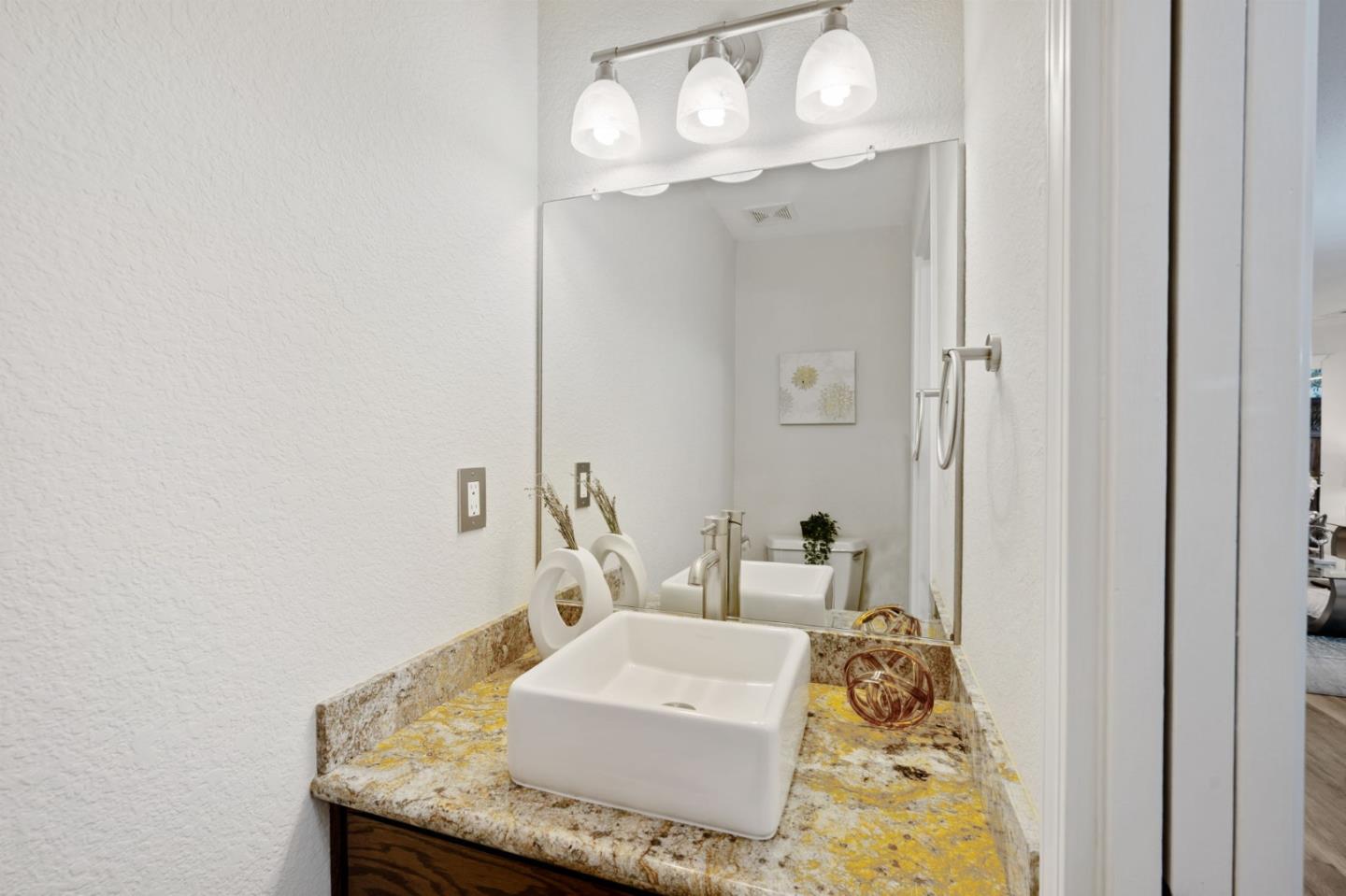 Detail Gallery Image 19 of 38 For 2071 Plymouth St #J,  Mountain View,  CA 94043 - 2 Beds | 2/1 Baths
