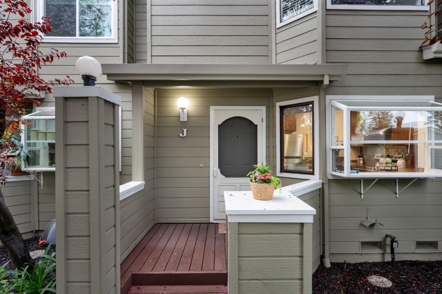 Detail Gallery Image 2 of 38 For 2071 Plymouth St #J,  Mountain View,  CA 94043 - 2 Beds | 2/1 Baths