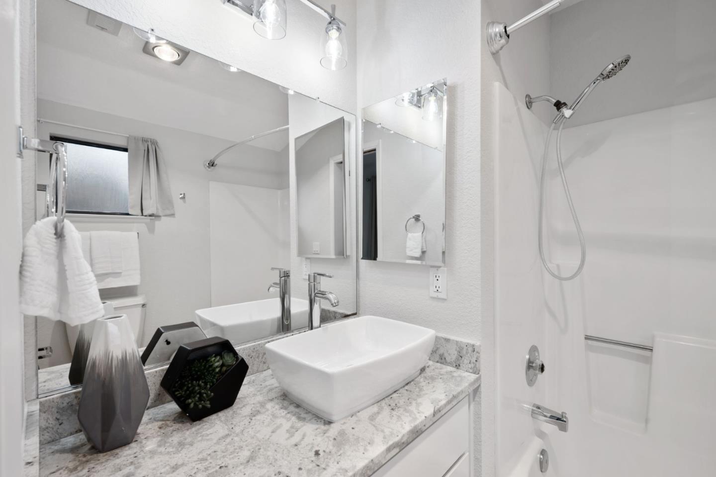 Detail Gallery Image 23 of 38 For 2071 Plymouth St #J,  Mountain View,  CA 94043 - 2 Beds | 2/1 Baths