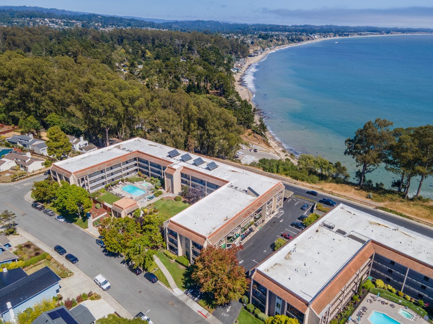 Detail Gallery Image 3 of 26 For 870 Park Ave #110,  Capitola,  CA 95010 - 2 Beds | 2 Baths