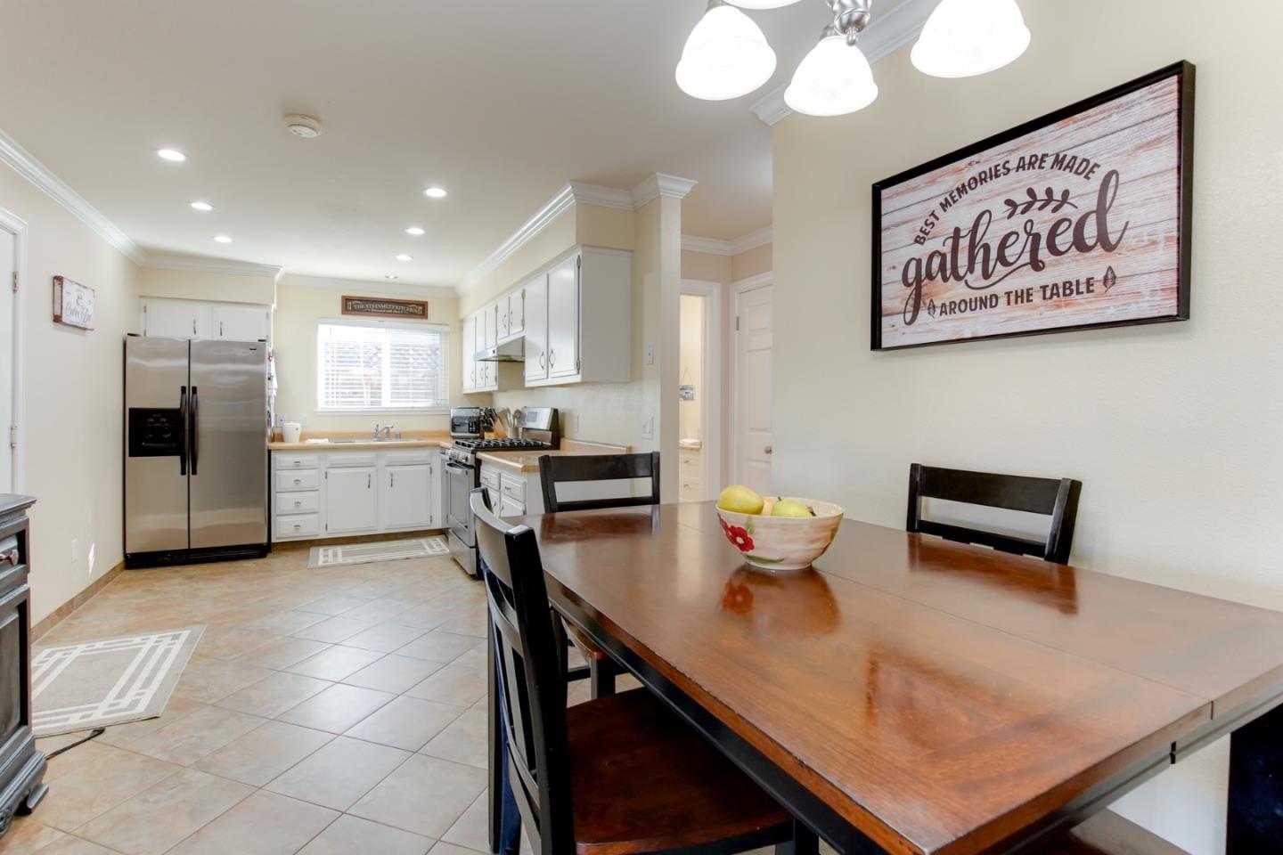 Detail Gallery Image 10 of 38 For 1035 C St, Hollister,  CA 95023 - 3 Beds | 2 Baths