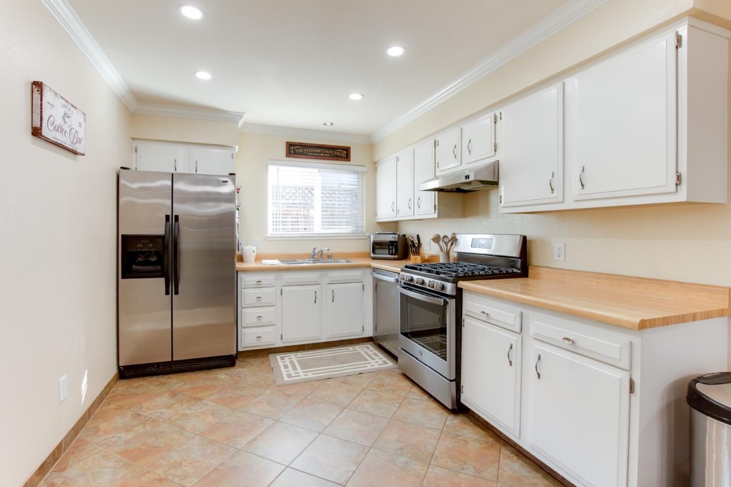 Detail Gallery Image 11 of 38 For 1035 C St, Hollister,  CA 95023 - 3 Beds | 2 Baths