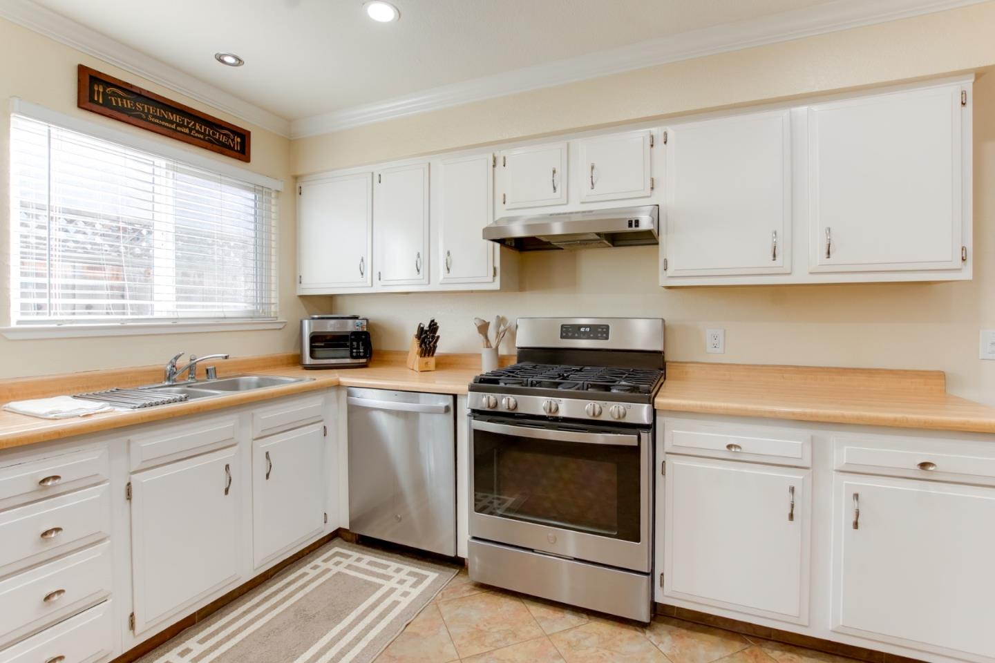 Detail Gallery Image 12 of 38 For 1035 C St, Hollister,  CA 95023 - 3 Beds | 2 Baths