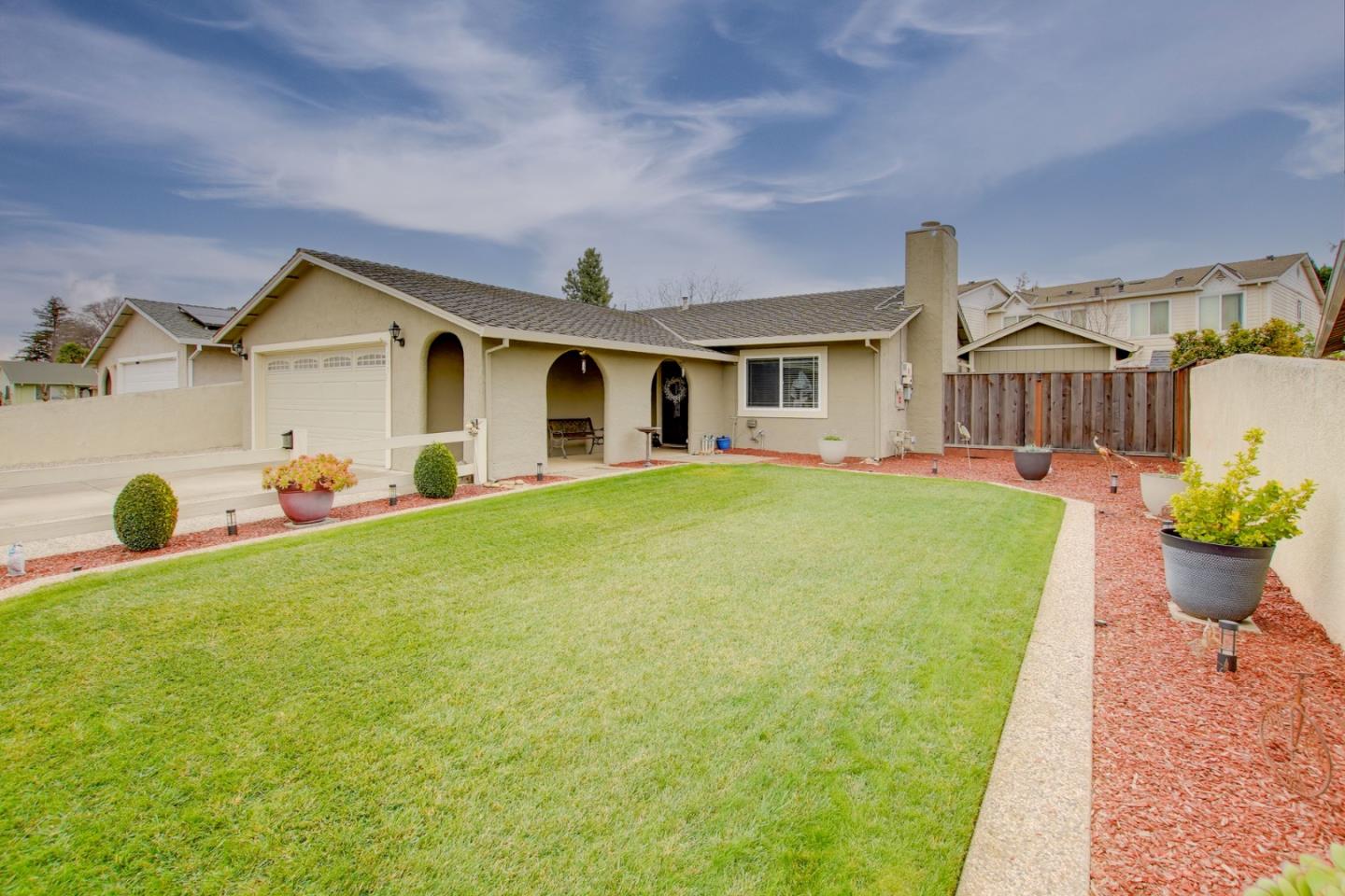 Detail Gallery Image 3 of 38 For 1035 C St, Hollister,  CA 95023 - 3 Beds | 2 Baths