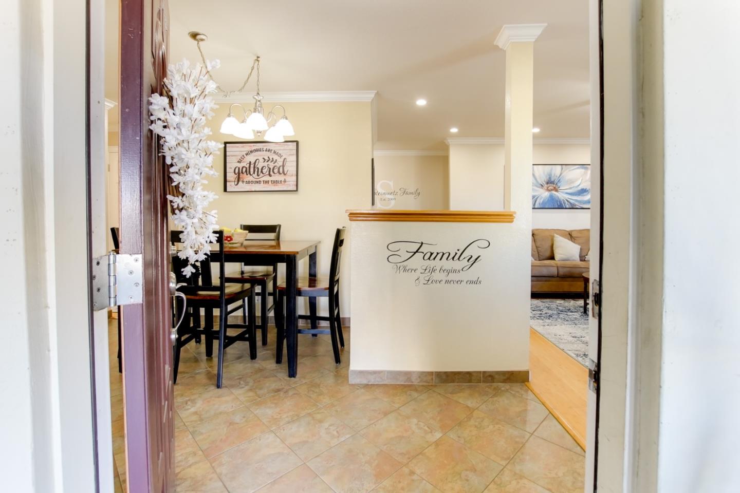 Detail Gallery Image 6 of 38 For 1035 C St, Hollister,  CA 95023 - 3 Beds | 2 Baths