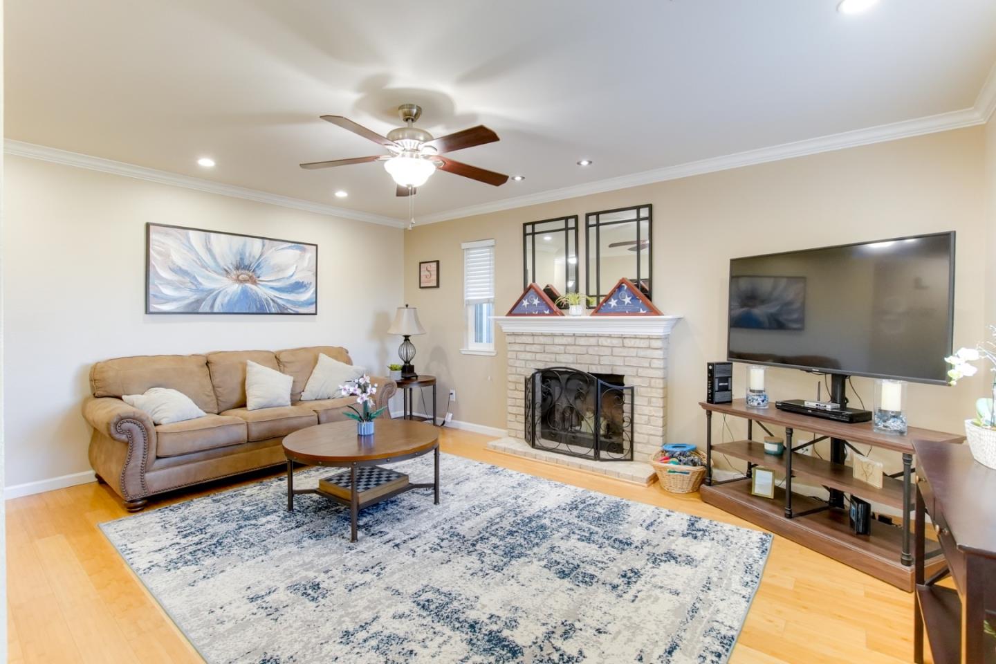 Detail Gallery Image 7 of 38 For 1035 C St, Hollister,  CA 95023 - 3 Beds | 2 Baths