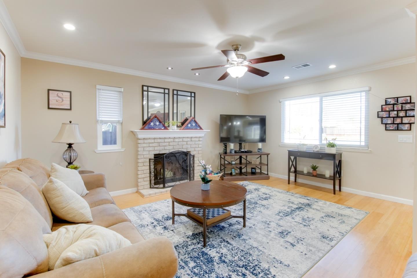 Detail Gallery Image 8 of 38 For 1035 C St, Hollister,  CA 95023 - 3 Beds | 2 Baths