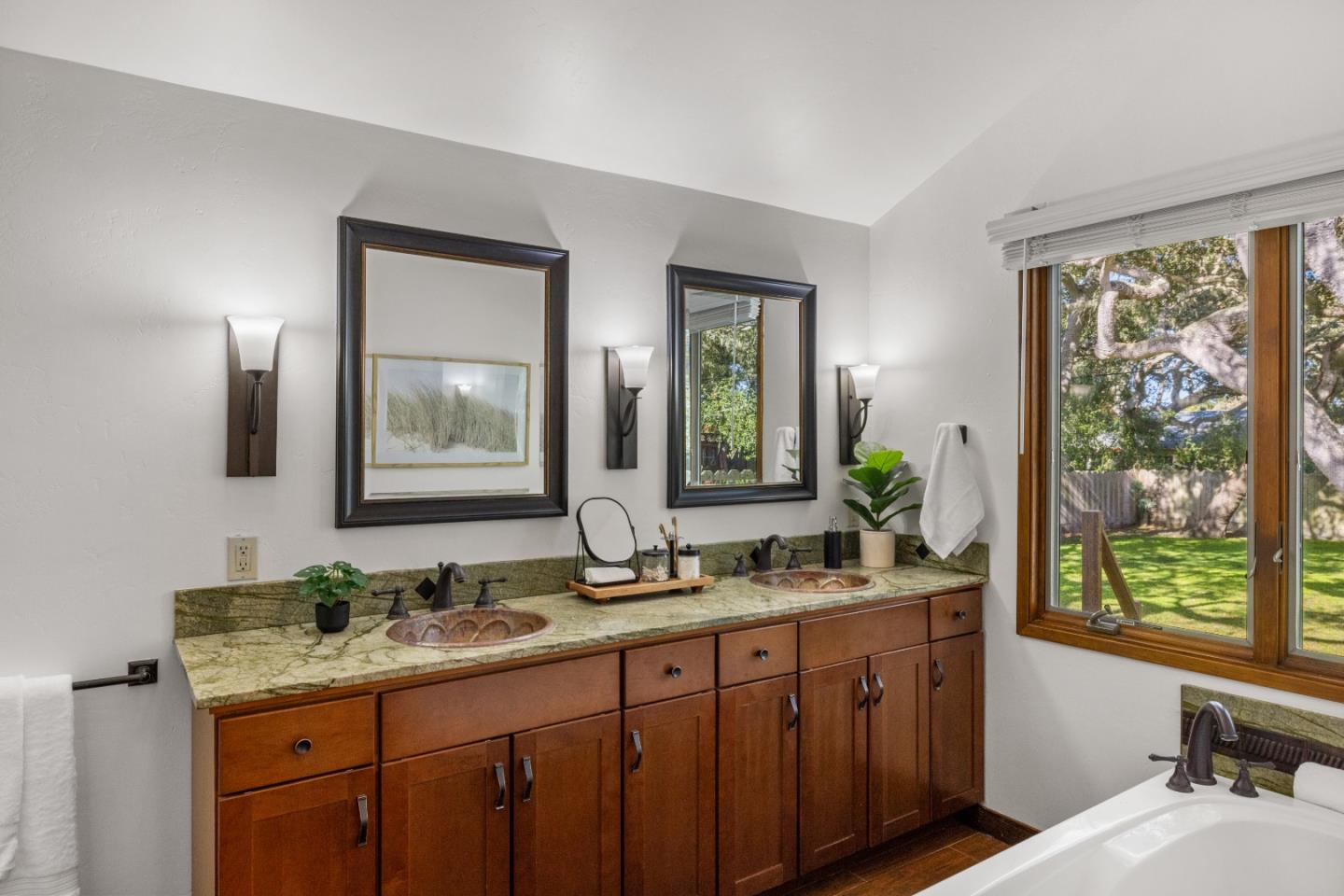 Detail Gallery Image 10 of 18 For 712 Sunset Dr, Pacific Grove,  CA 93950 - 3 Beds | 2 Baths