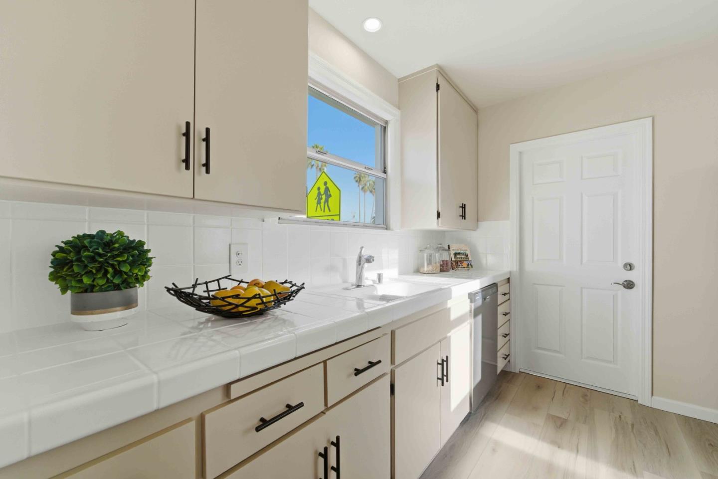 Detail Gallery Image 9 of 33 For 98 E Hillsdale Blvd, San Mateo,  CA 94403 - 3 Beds | 2 Baths
