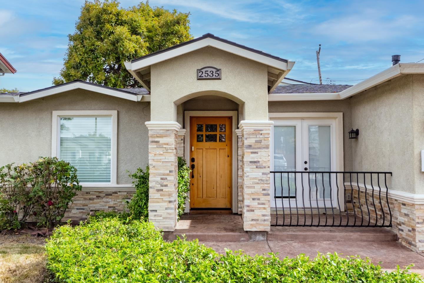 Detail Gallery Image 2 of 14 For 2535 Crystal Dr, Santa Clara,  CA 95051 - 3 Beds | 2 Baths