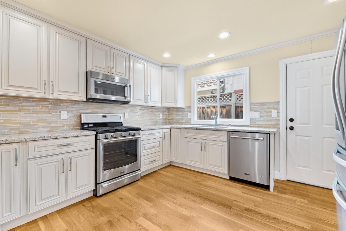 Detail Gallery Image 4 of 14 For 2535 Crystal Dr, Santa Clara,  CA 95051 - 3 Beds | 2 Baths