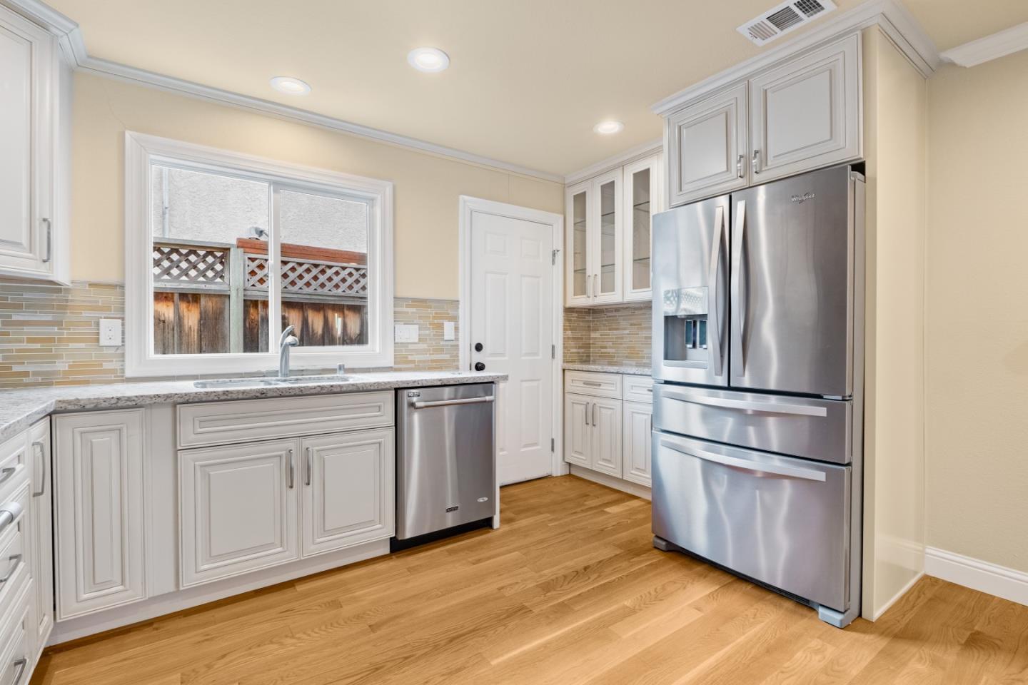 Detail Gallery Image 6 of 14 For 2535 Crystal Dr, Santa Clara,  CA 95051 - 3 Beds | 2 Baths