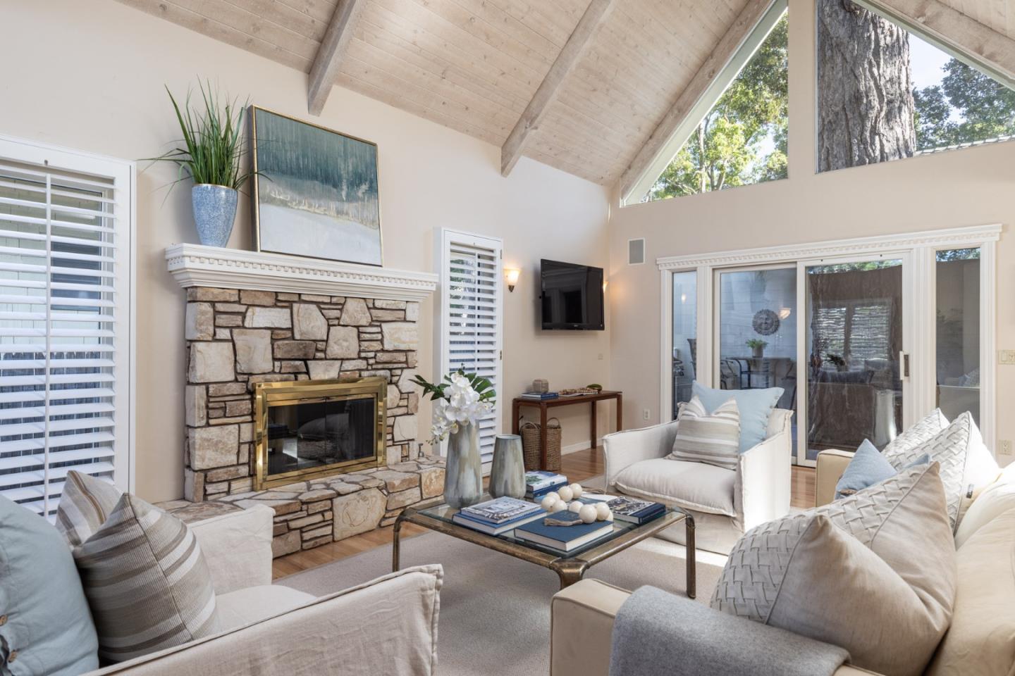 Detail Gallery Image 3 of 22 For 0 Dolores 3 Ne of 10th Ave, Carmel,  CA 93921 - 2 Beds | 2 Baths