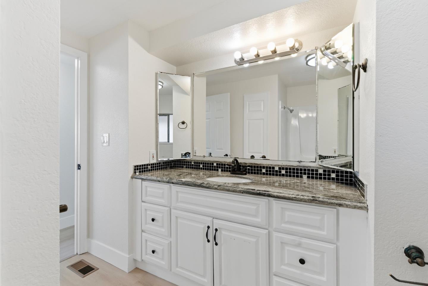 Detail Gallery Image 15 of 17 For 2150 Monterey Rd #102,  San Jose,  CA 95112 - 1 Beds | 1 Baths