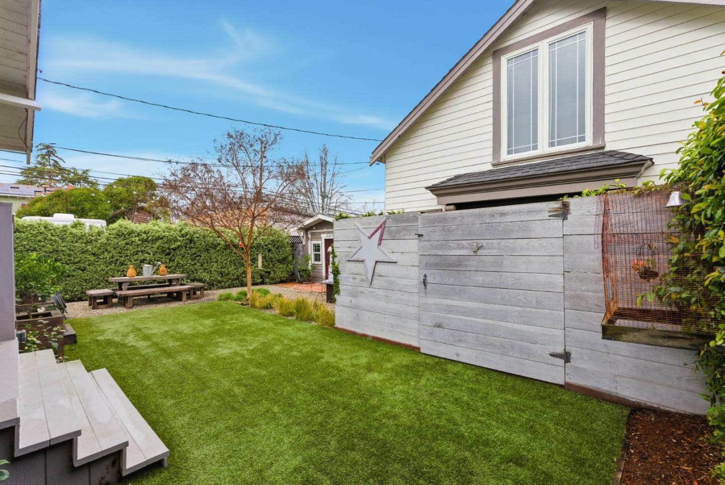 Detail Gallery Image 41 of 52 For 221 Hudson St, Redwood City,  CA 94062 - 4 Beds | 2 Baths