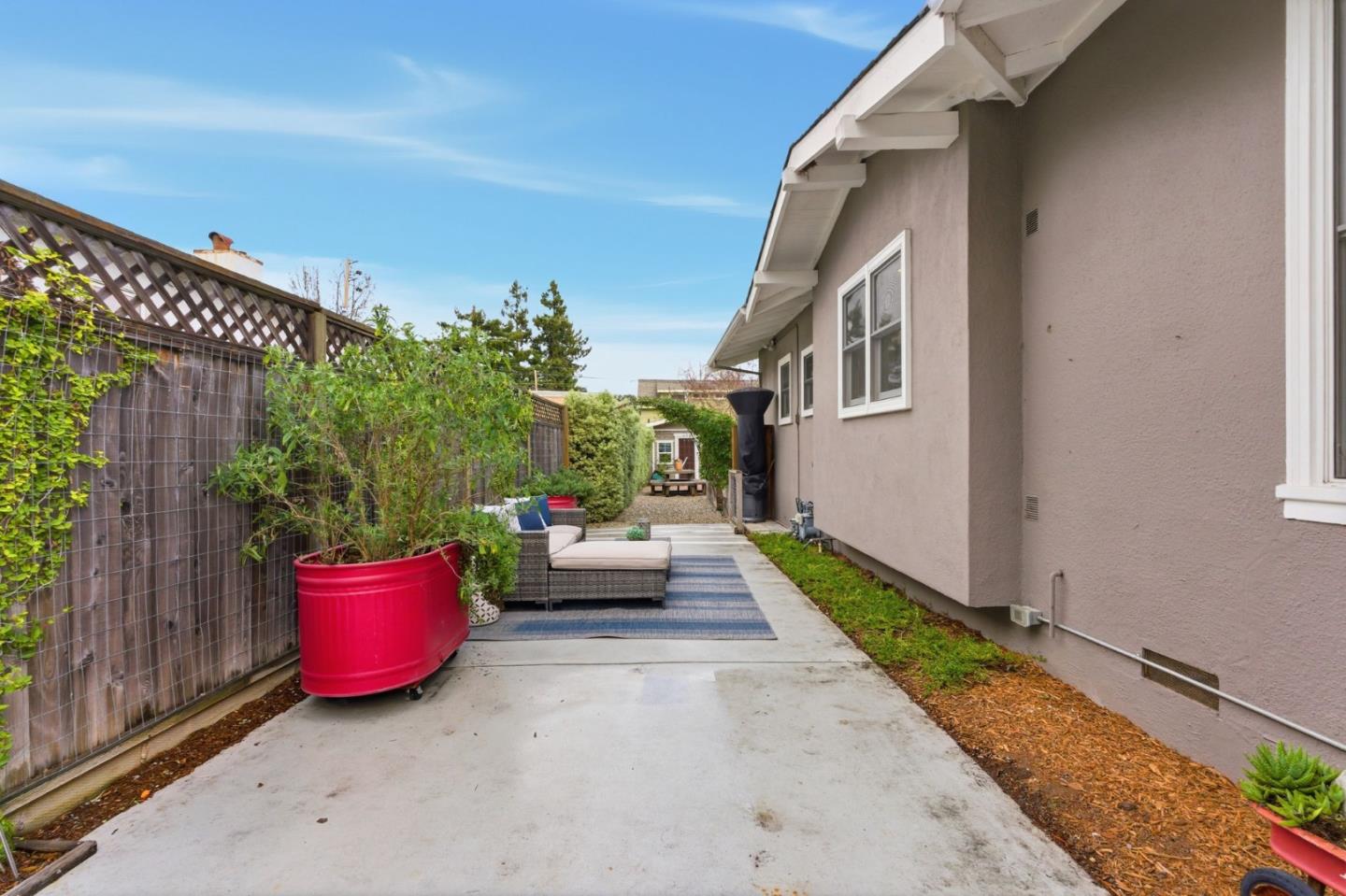 Detail Gallery Image 43 of 52 For 221 Hudson St, Redwood City,  CA 94062 - 4 Beds | 2 Baths