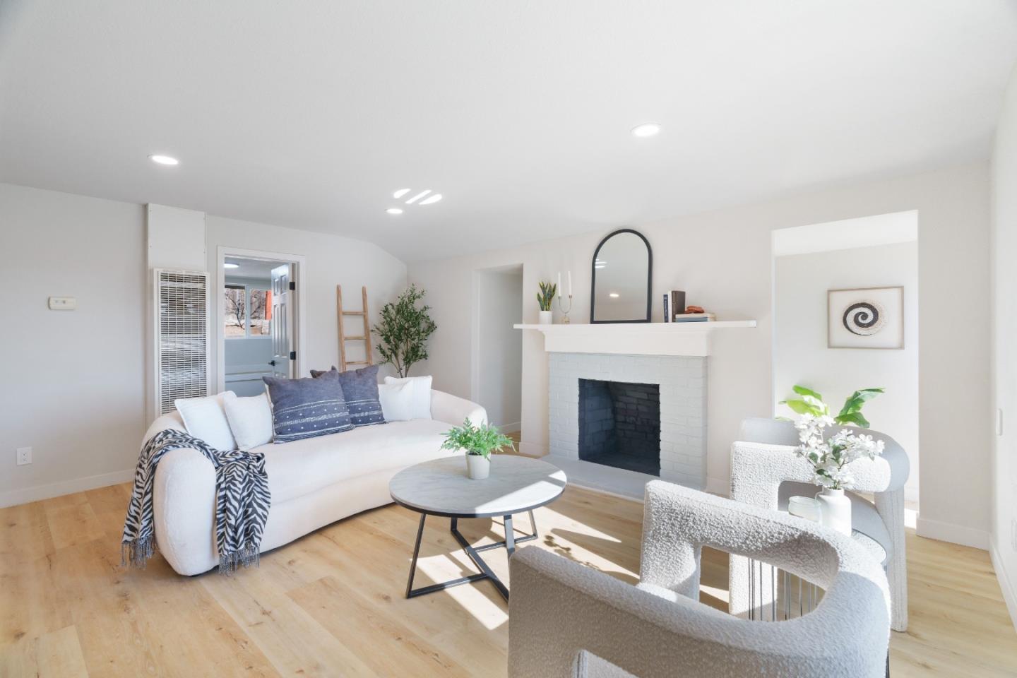 Detail Gallery Image 4 of 40 For 131 Prospect Ct, Santa Cruz,  CA 95065 - 3 Beds | 1/1 Baths