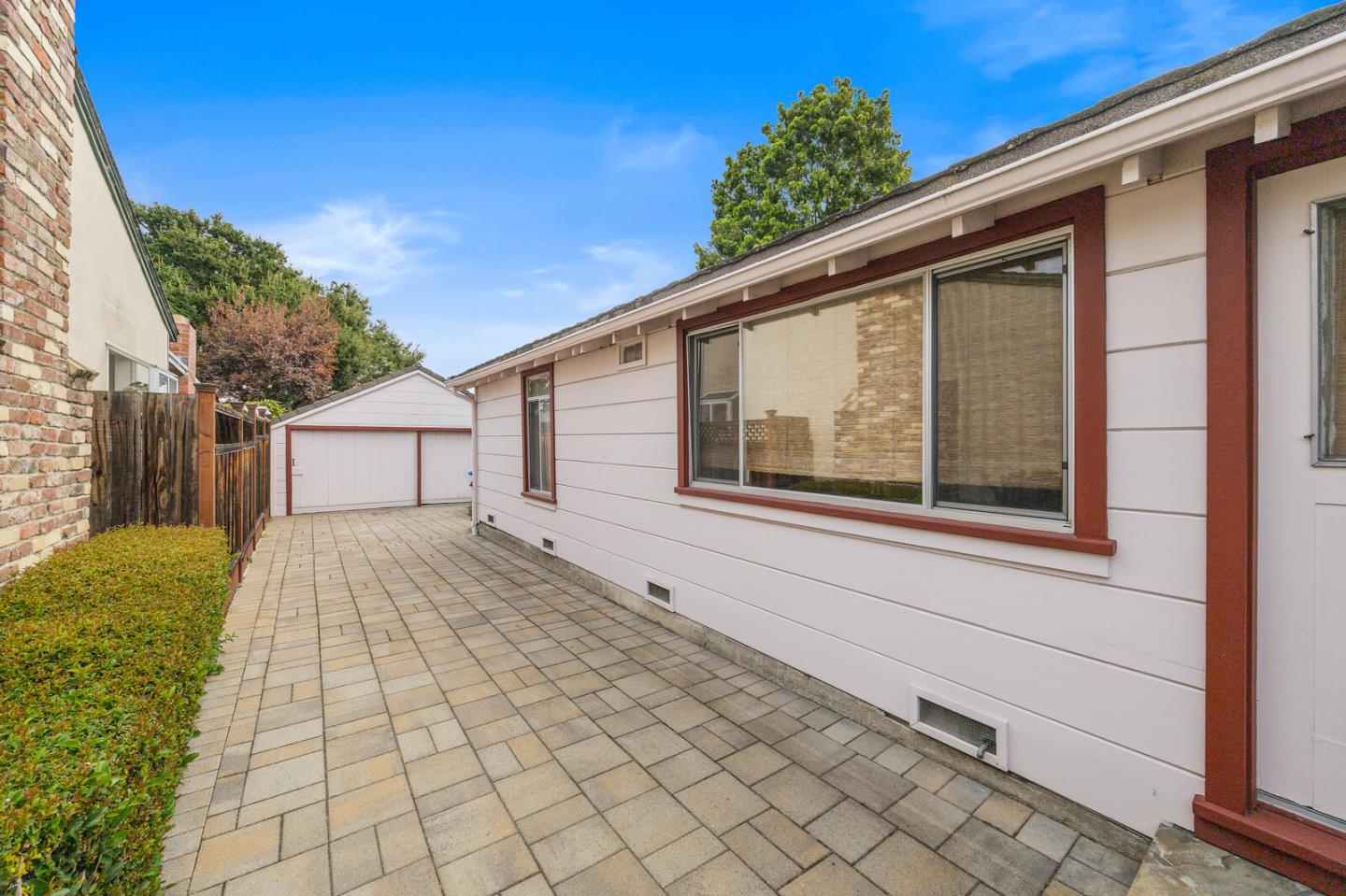 Detail Gallery Image 10 of 18 For 1385 Elm St, San Carlos,  CA 94070 - 3 Beds | 2 Baths