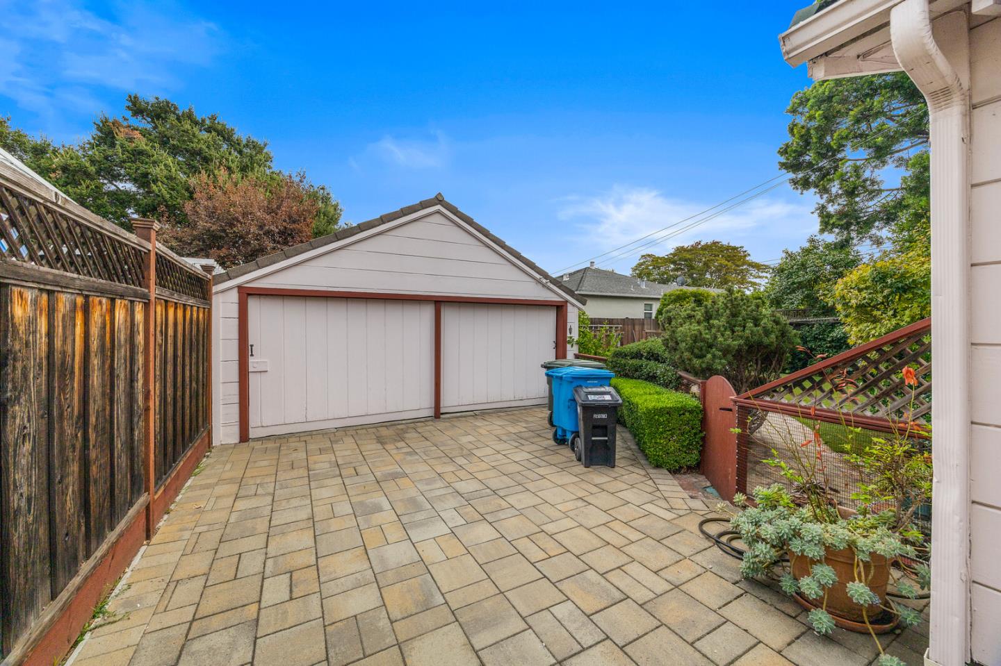 Detail Gallery Image 11 of 18 For 1385 Elm St, San Carlos,  CA 94070 - 3 Beds | 2 Baths