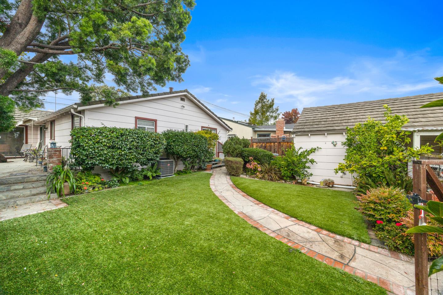 Detail Gallery Image 12 of 18 For 1385 Elm St, San Carlos,  CA 94070 - 3 Beds | 2 Baths