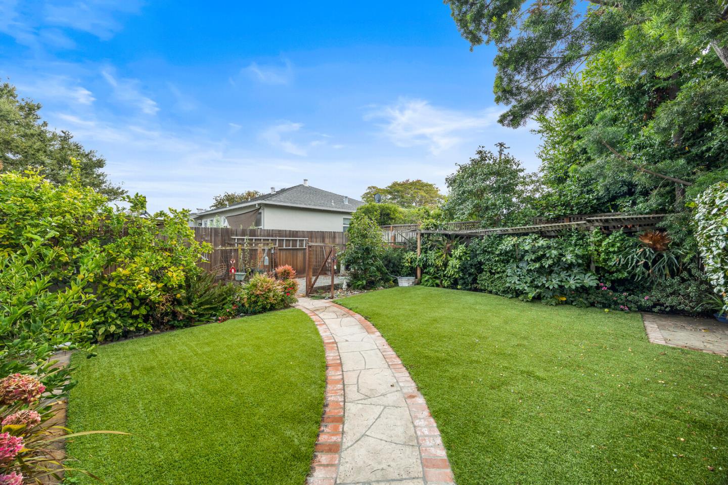 Detail Gallery Image 13 of 18 For 1385 Elm St, San Carlos,  CA 94070 - 3 Beds | 2 Baths