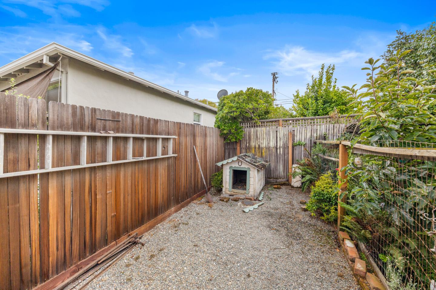 Detail Gallery Image 14 of 18 For 1385 Elm St, San Carlos,  CA 94070 - 3 Beds | 2 Baths