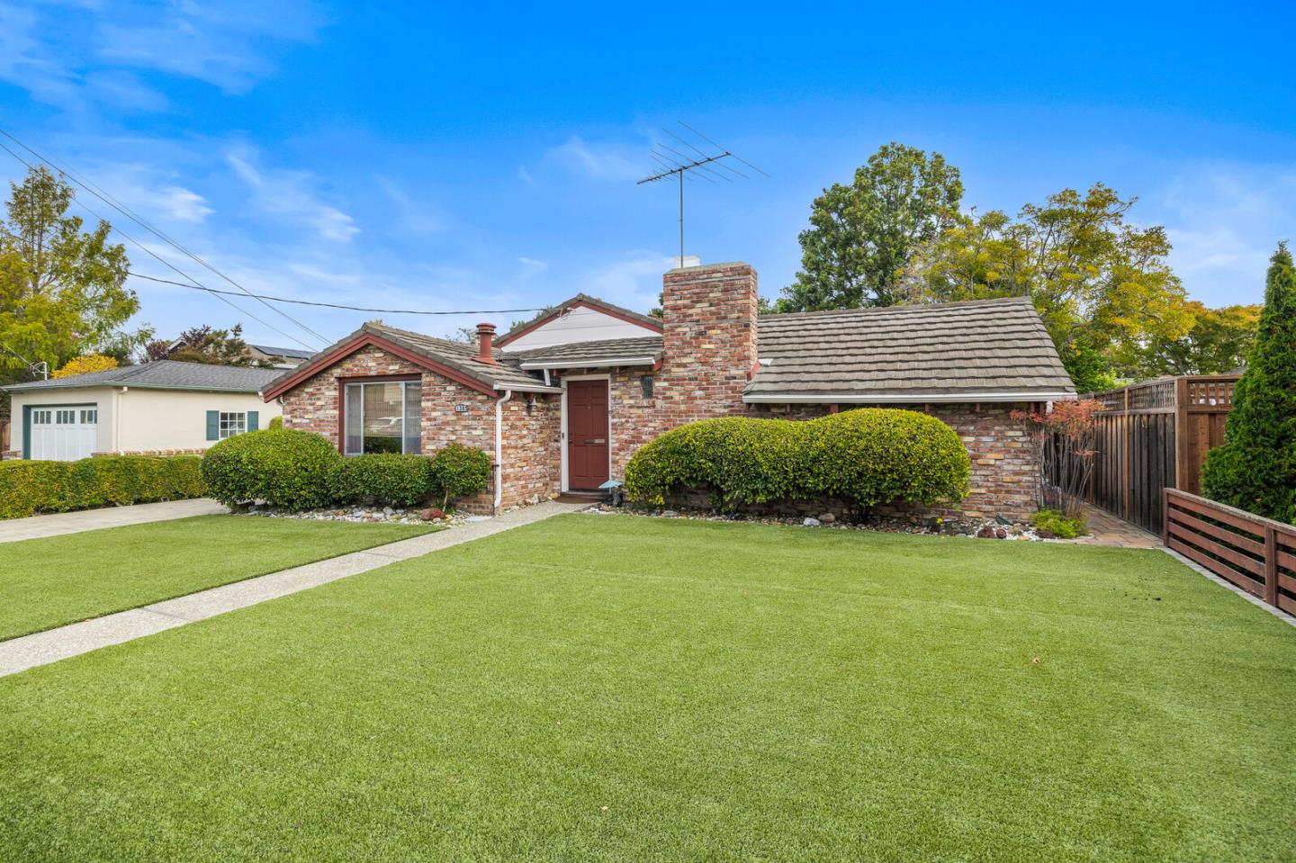 Detail Gallery Image 3 of 18 For 1385 Elm St, San Carlos,  CA 94070 - 3 Beds | 2 Baths