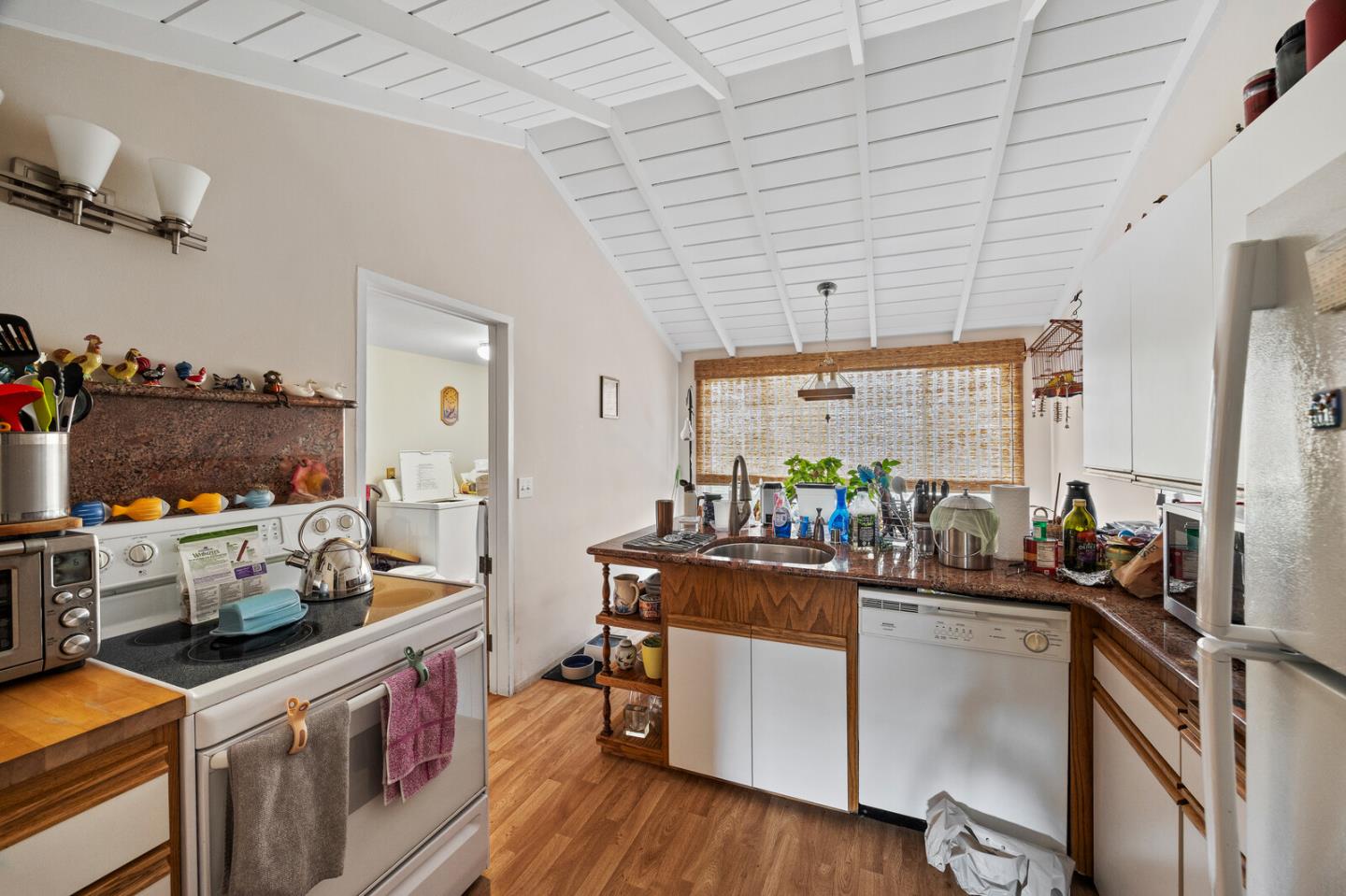 Detail Gallery Image 8 of 18 For 1385 Elm St, San Carlos,  CA 94070 - 3 Beds | 2 Baths