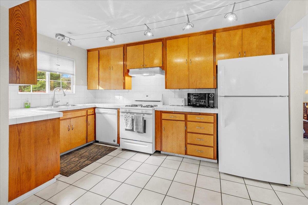 Detail Gallery Image 12 of 42 For 1291 Pacific St, Monterey,  CA 93940 - 3 Beds | 2 Baths