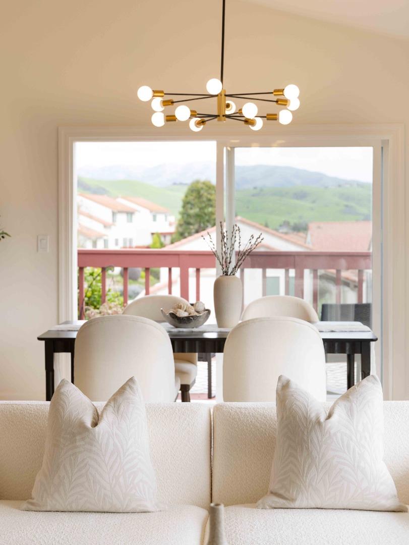 Detail Gallery Image 13 of 33 For 420 via Primavera Dr, San Jose,  CA 95111 - 3 Beds | 3 Baths