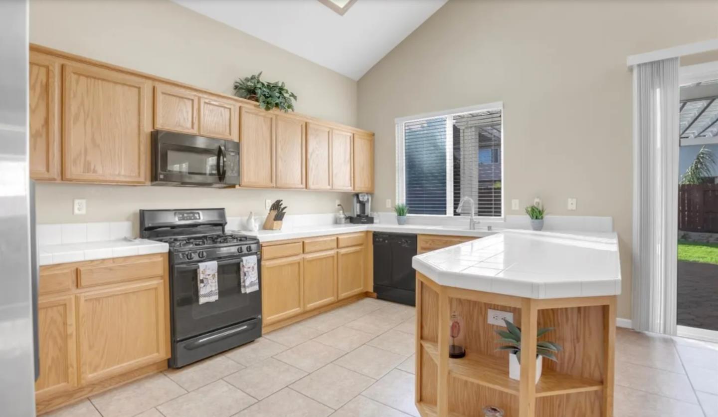 Detail Gallery Image 4 of 16 For 9412 Viridian Way #2,  Elk Grove,  CA 95624 - 4 Beds | 2/1 Baths