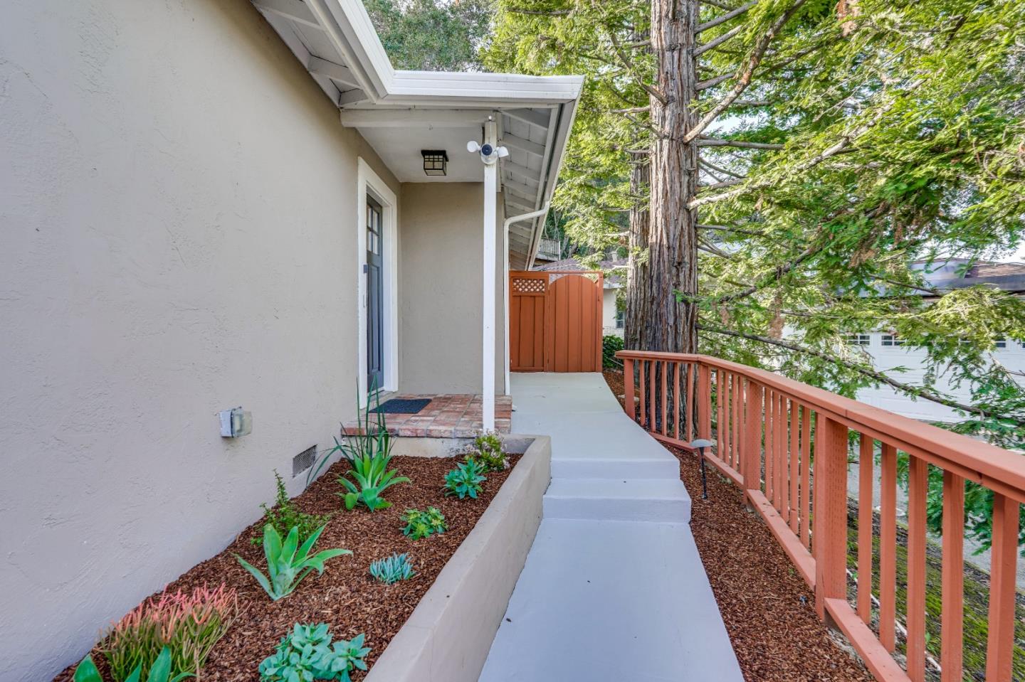 Detail Gallery Image 5 of 45 For 10741 Santa Lucia Rd, Cupertino,  CA 95014 - 3 Beds | 2 Baths