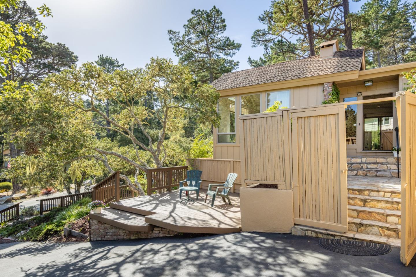 Detail Gallery Image 3 of 21 For 150 Shady Ln, Monterey,  CA 93940 - 3 Beds | 2 Baths