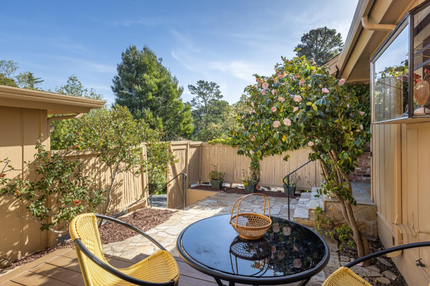 Detail Gallery Image 4 of 21 For 150 Shady Ln, Monterey,  CA 93940 - 3 Beds | 2 Baths