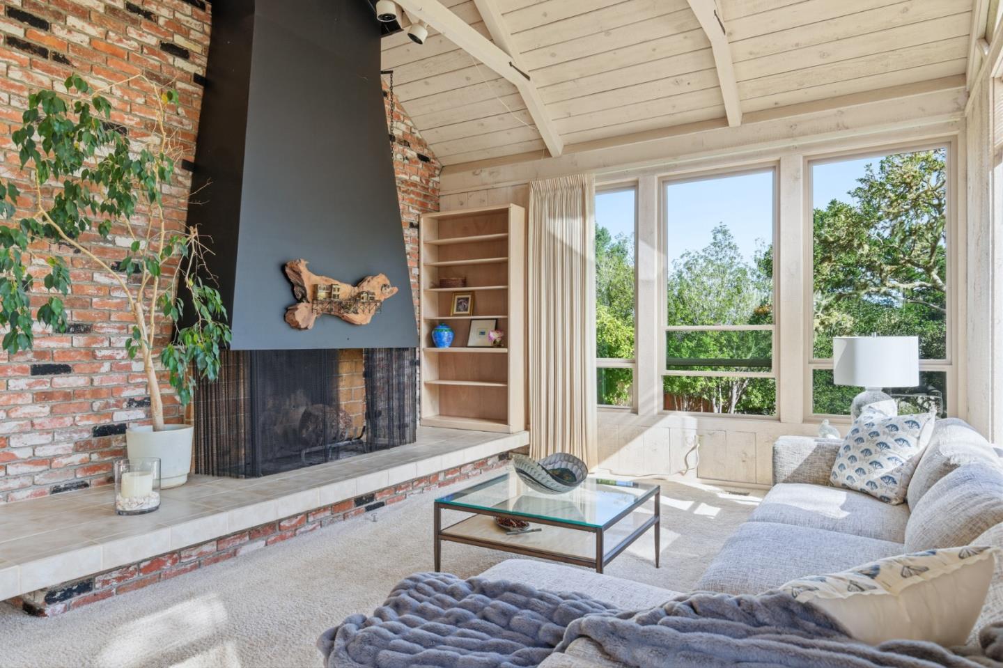Detail Gallery Image 9 of 21 For 150 Shady Ln, Monterey,  CA 93940 - 3 Beds | 2 Baths